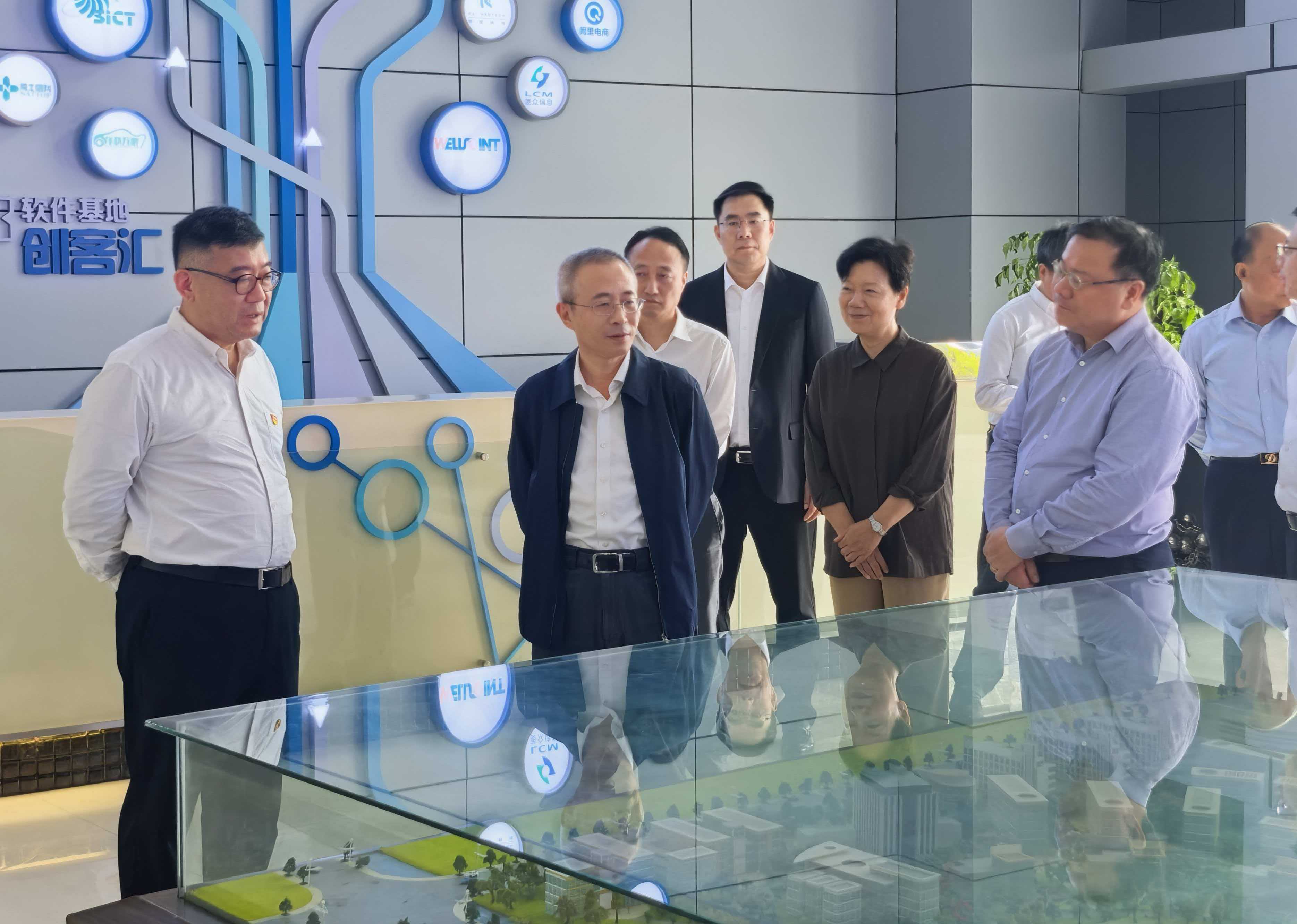 图为市政协界别地区工委一行调研上海八六三软件孵化器有限公司