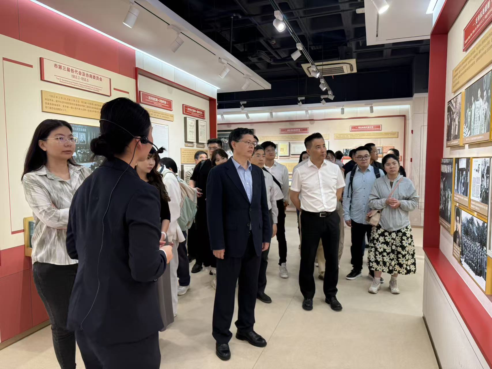 参观上海政协发展历程展示馆 潘良蕾摄