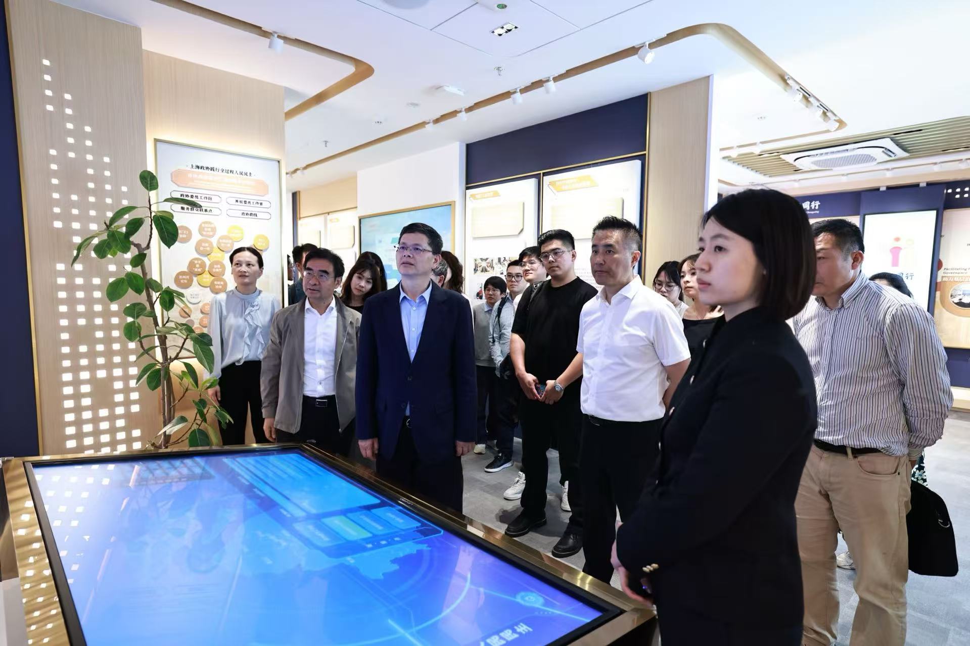 参观上海政协全过程人民民主实践点 张昊摄