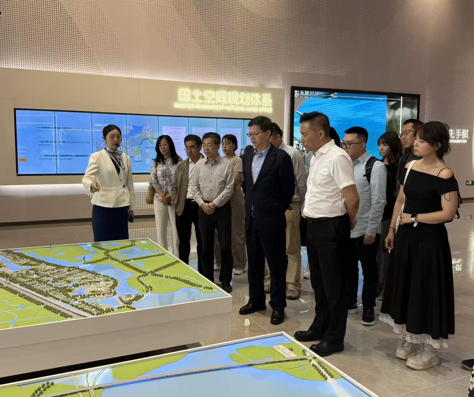 参观长三角生态绿色一体化发展示范区规划展示馆和水乡客厅·方厅水院 潘良蕾摄