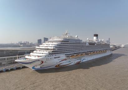 2023年12月24日，中国国产首艘大型邮轮“爱达·魔都号”在上海吴淞口国际邮轮港离港出海，进行首次试运营。孟雨涵 摄