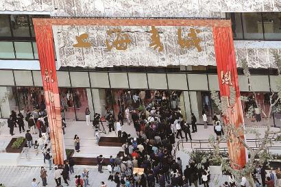 2023年10月28日，上海书城开门迎客，读者如潮水般涌入。蒋迪雯 摄