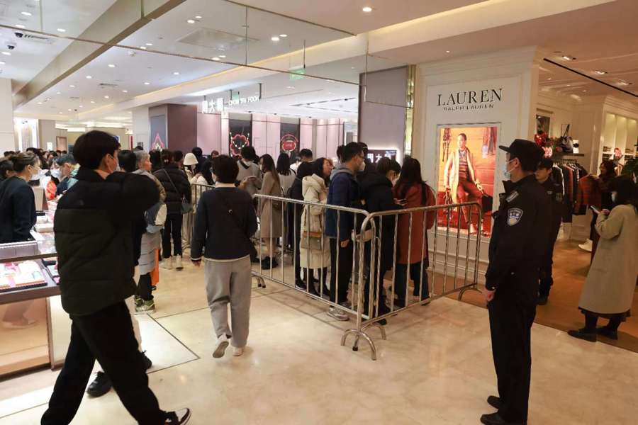 浦东公安分局陆家嘴治安派出所民警在第一八佰伴内客流聚集商铺开展巡逻，确保客流平稳有序