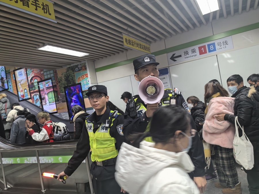 轨道公交总队人民广场站所民警在南京东路站为乘客指路和巡逻