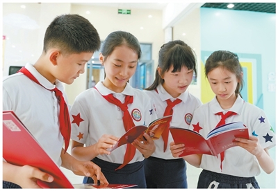 在卢湾一中心小学,红领巾讲解员们交流研讨讲解词。<BR/>新华社记者 刘颖 摄