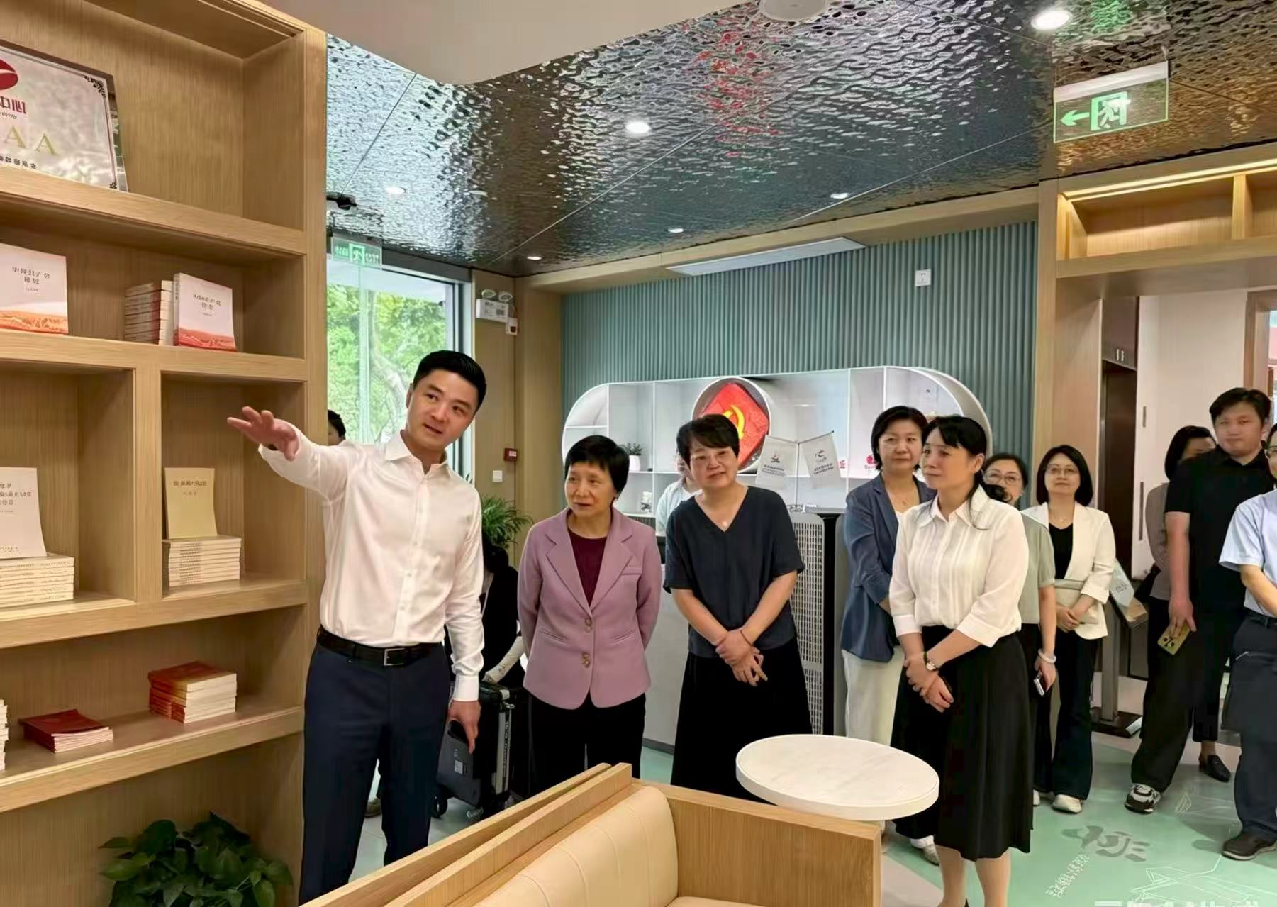 在普陀区曹杨新村街道政协委员工作站调研