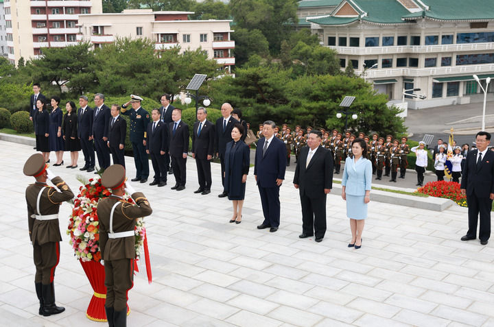 当地时间6月9日上午,正在朝鲜进行国事访问的中共中央总书记、国家主席习近平和夫人彭丽媛参谒中朝友谊塔。朝鲜劳动党总书记、国务委员长金正恩和夫人李雪主陪同。新华社记者 丁海涛 摄