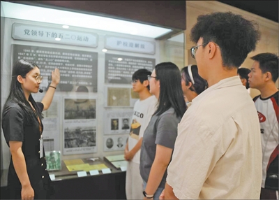 学生在南京大学校史馆了解五二〇运动历史。<BR/>南京大学档案馆供图