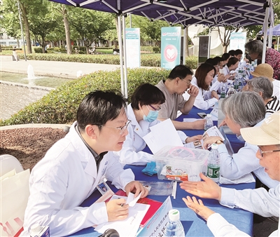 “洒向人间都是爱”红十字大型义诊活动现场 顾晓红 摄