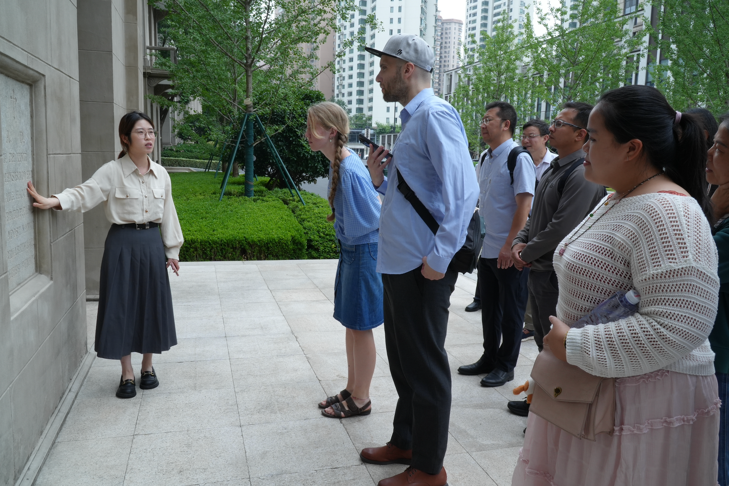 留学生参观优秀历史建筑