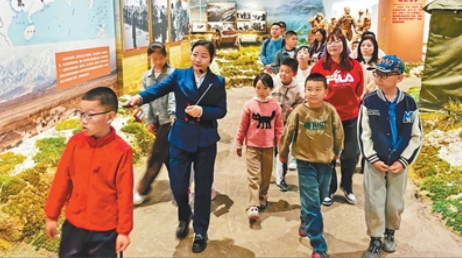 学生在青海原子城纪念馆参观。<BR/>青海原子城纪念馆供图