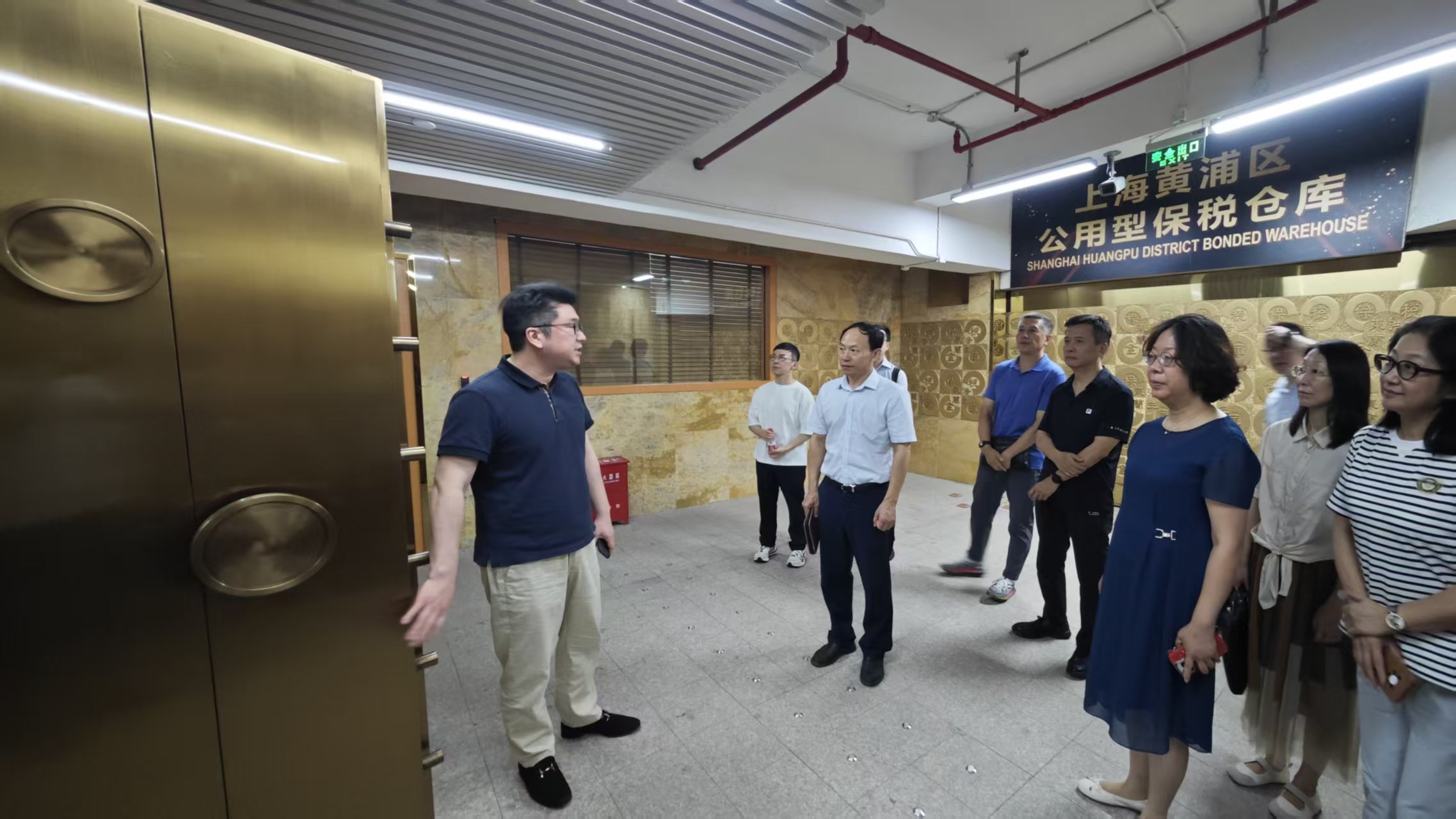 政协委员赴示范区保税仓视察