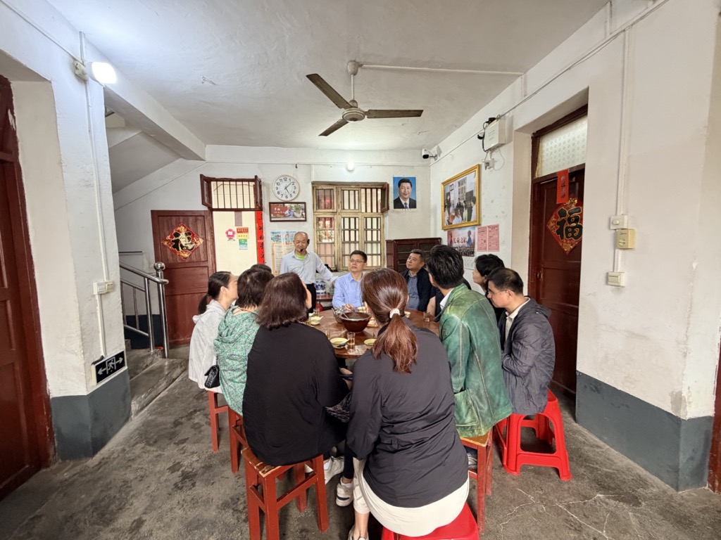 考察组走进于都县梓山镇潭头社区居民家中