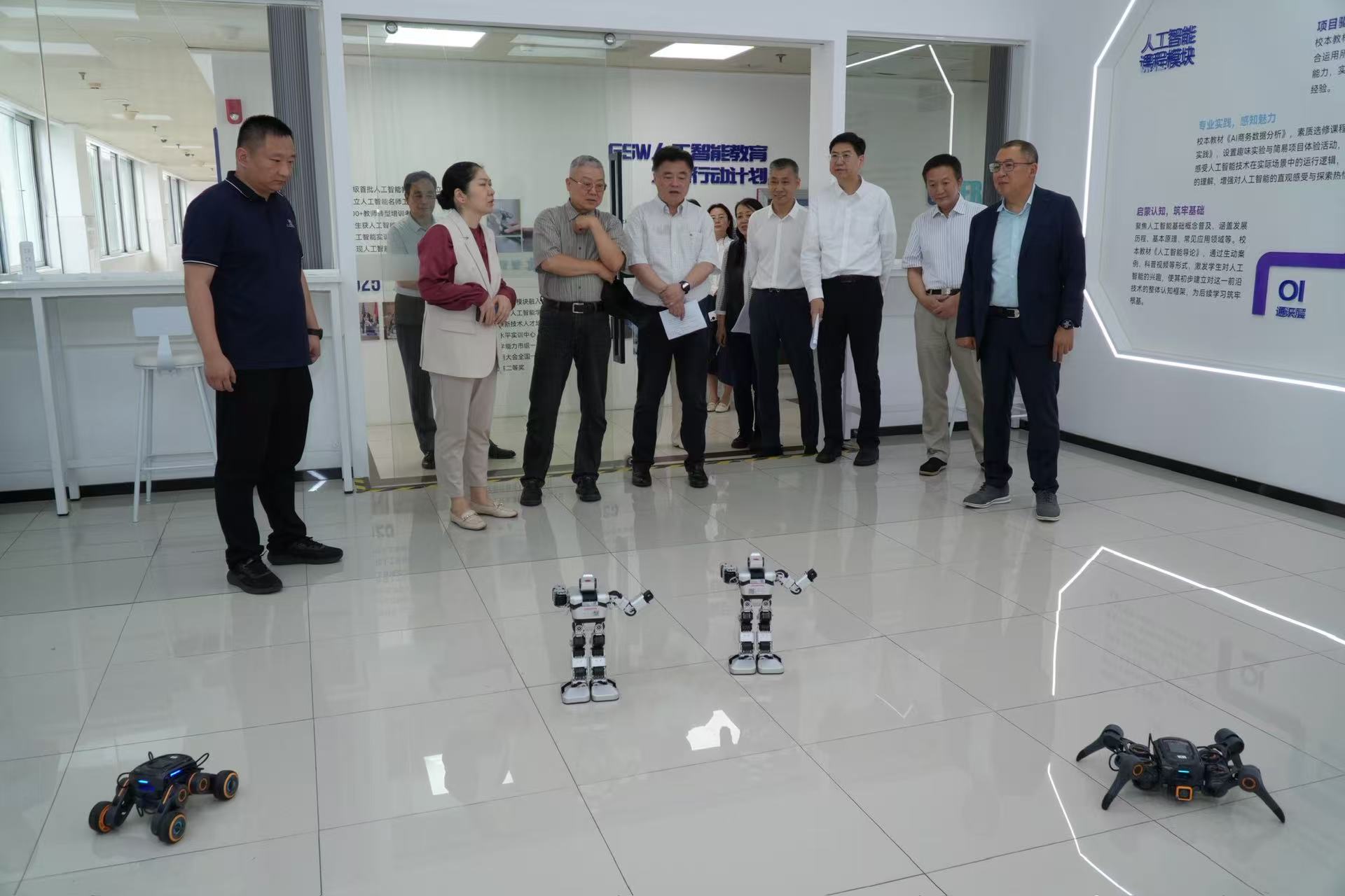 参观上海市工商外国语学校人工智能丝路电商高水平开放实训中心