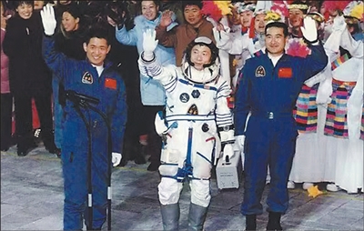 2003年10月15日，中国第一位航天员杨利伟（中）在首飞梯队成员聂海胜（左）、翟志刚（右）陪同下参加出征仪式。（资料照片）中国载人航天工程办公室供图