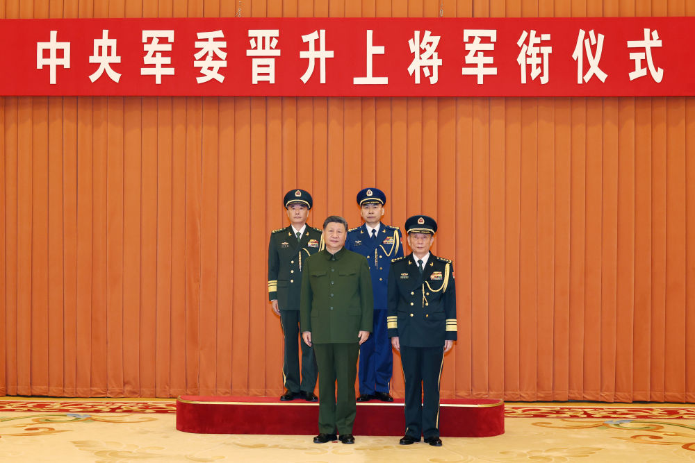 △7月3日,中央军委晋升上将军衔仪式在北京八一大楼举行。中央军委主席习近平出席晋衔仪式。这是习近平等领导同志同晋升上将军衔的军官合影。