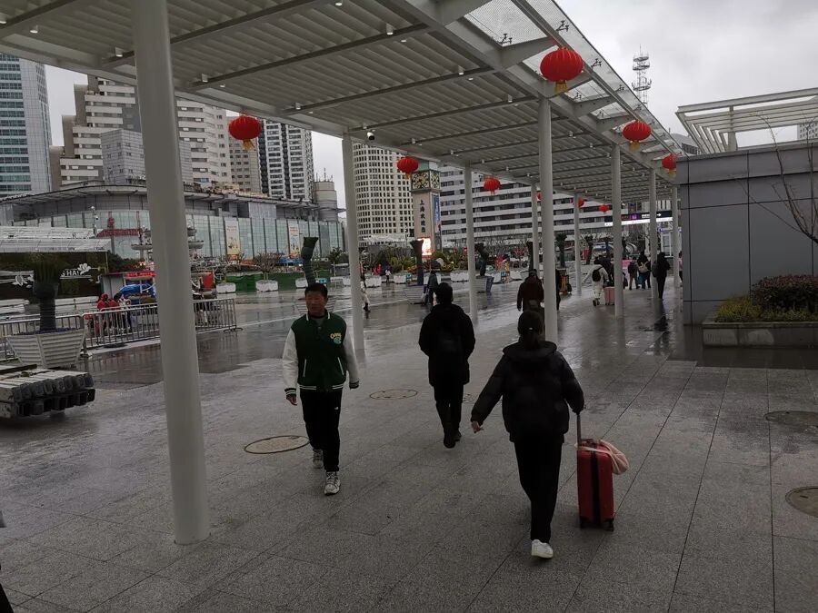 上海火车站南进站口焕新启用,从地铁1号线1号口出来,风雨连廊可为旅客遮阳避雨