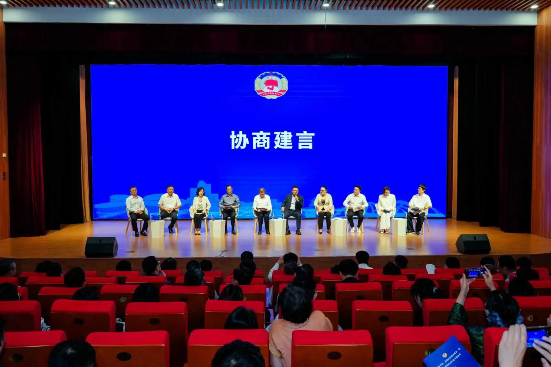 2026年5月20日,青浦区政协组织委员走进区司法局、区市场监管局、区税务局等部门,聚焦“优化法治化营商环境”主题开展专题协商。摄影:邵麟