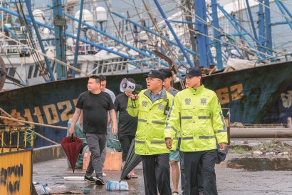 昨天,上海市公安局崇明分局陈家镇派出所民警联合村委会工作人员在码头开展巡查,劝离渔船上滞留人员。 沈群 摄