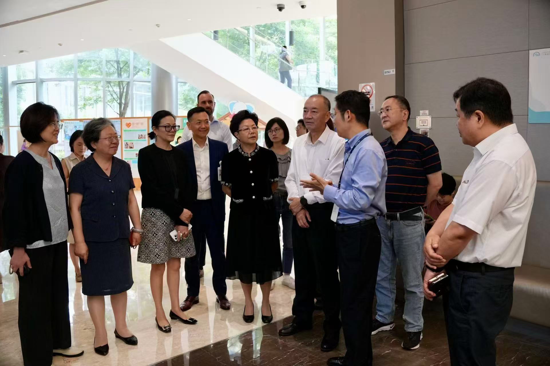 调研组一行在上海嘉会国际医院调研