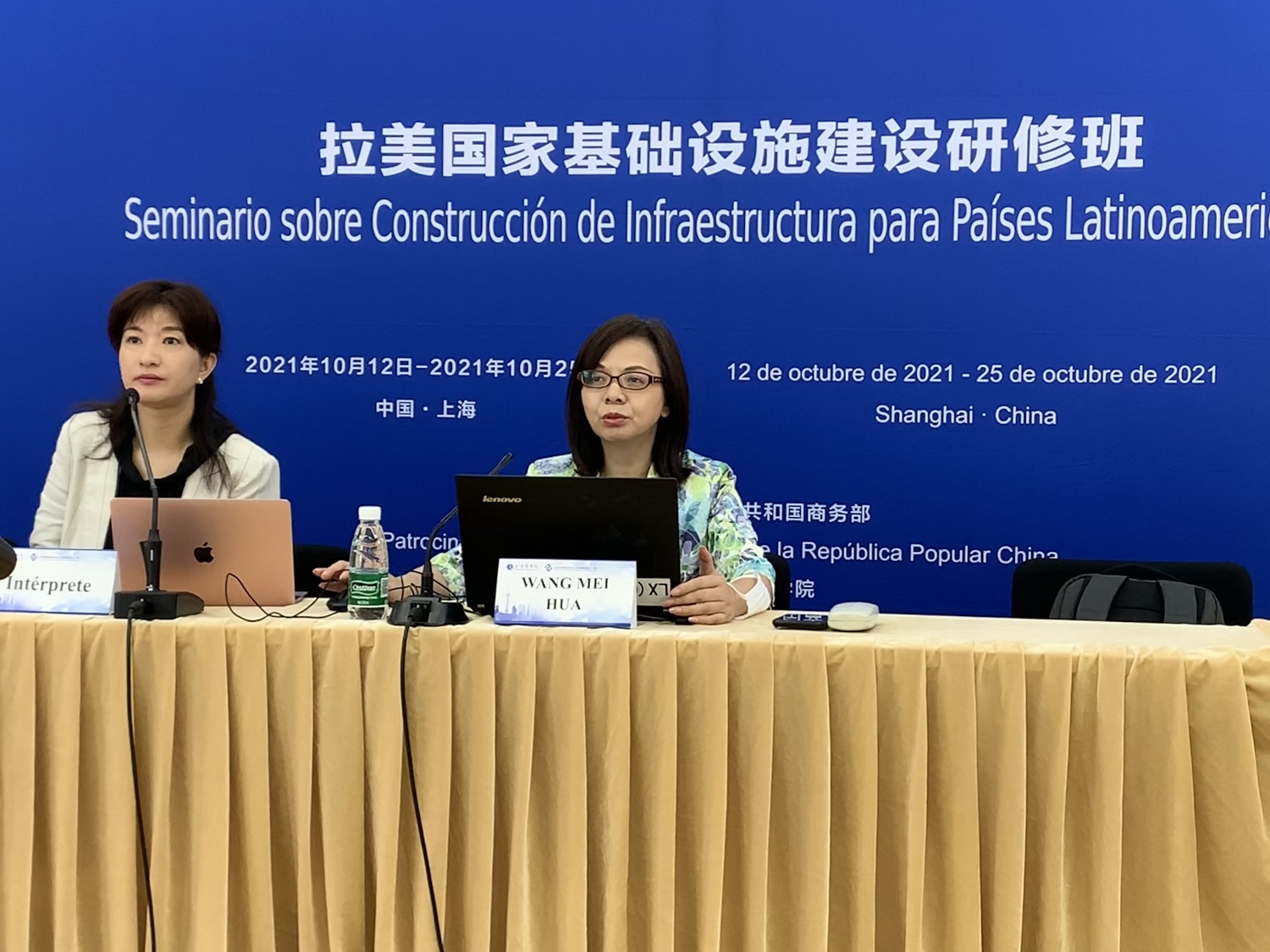 王美华参加建筑行业培训班,为学员授课