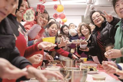 今年2月11日,静安区彭浦新村街道彭一小区2110户居民在焕然一新的家园中共同庆祝回迁后的第一个团圆年。 记者 蒋迪雯 摄