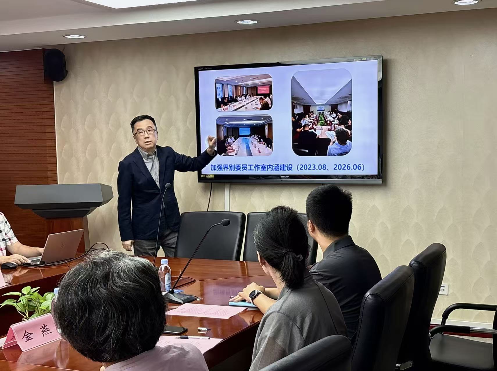 听取工作室建设运行情况介绍