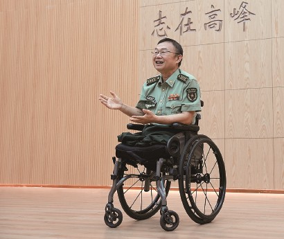 图为王戟在国防科技大学组织的公开采访上回答媒体提问。 新华社发