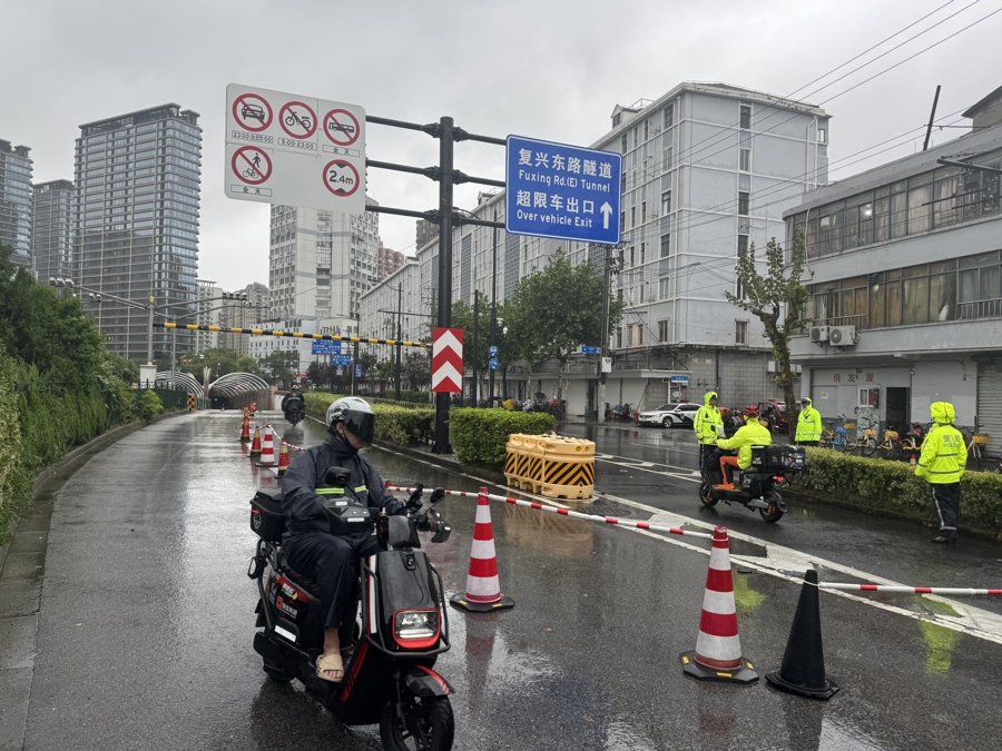 图为黄浦公安分局交管支队启动应急预案，临时开放复兴东路隧道上层通道。/张晓鸣摄