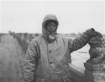 1948年12月聂荣臻前往北平通县宋庄孟家楼平津前线指挥部途中,在卢沟桥留影。