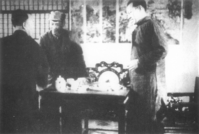 苏静(左二)与傅作义方代表崔载之(左一)、中共地下党员李炳泉(左三)