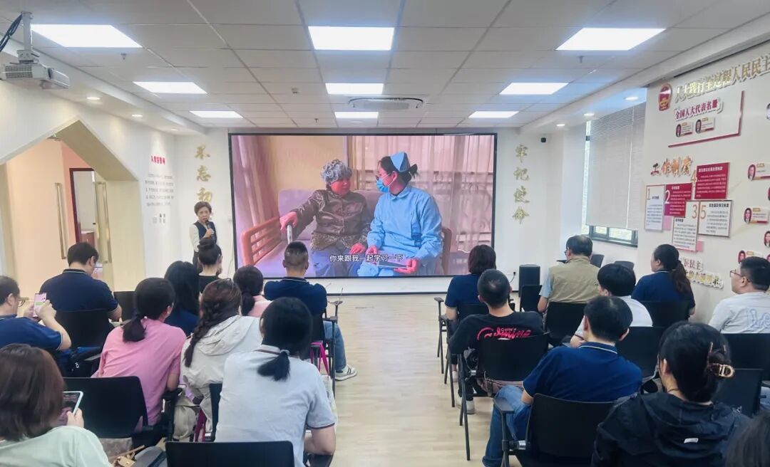 徐汇区政协委员沈健担任轮值站长期间,助力徐家汇街道党群服务中心打造“物业+养老”赋能实训基地