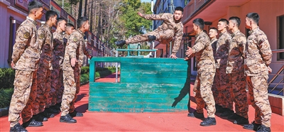 十中队官兵在训练。<BR/>张 明摄