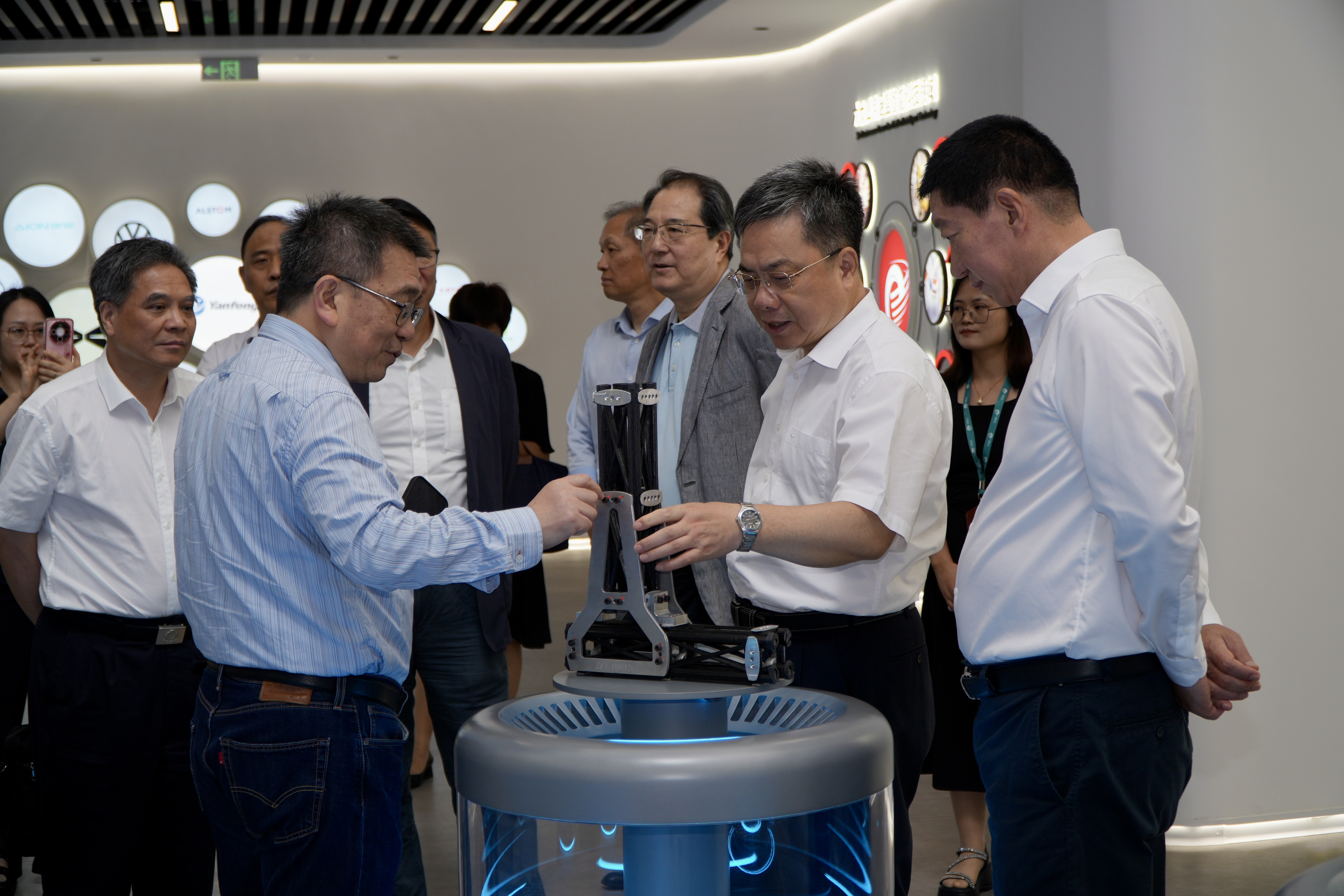 参观企业展厅