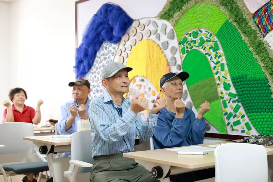 在“邻聚荟”养老服务站上课的老人。 蒋迪雯摄
