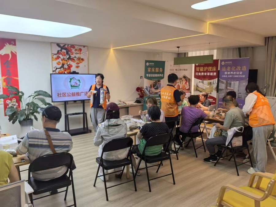 灵新居民区养老服务站在举行活动。