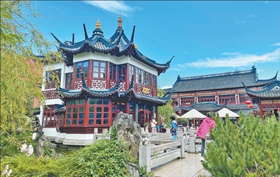 汉堡豫园在建筑风格上复刻了上海豫园的古典园林景致。图为该园内景。 刘仲华 摄