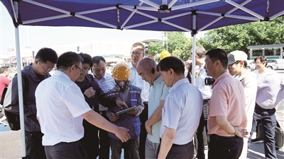 2024年7月,出梅后的首个高温日,区政协组织委员赴相关点位,察看雨污混接普查和整治专项工作进展情况