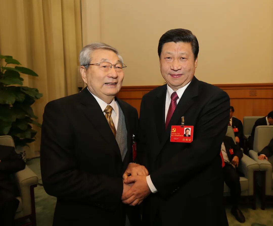 2012年11月14日,在党的十八大闭幕前,习近平同志同朱镕基同志在一起。新华社发