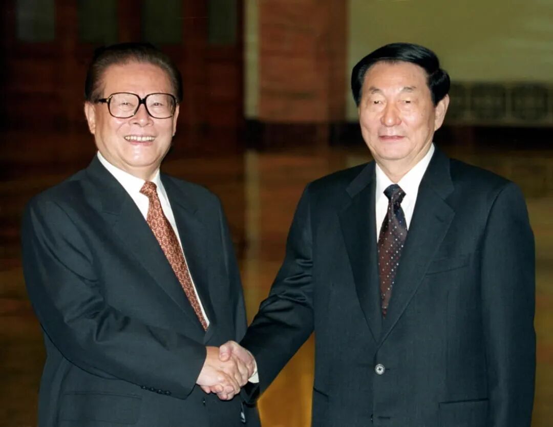 2002年10月22日,江泽民同志和朱镕基同志在北京人民大会堂合影。新华社记者 王新庆 摄