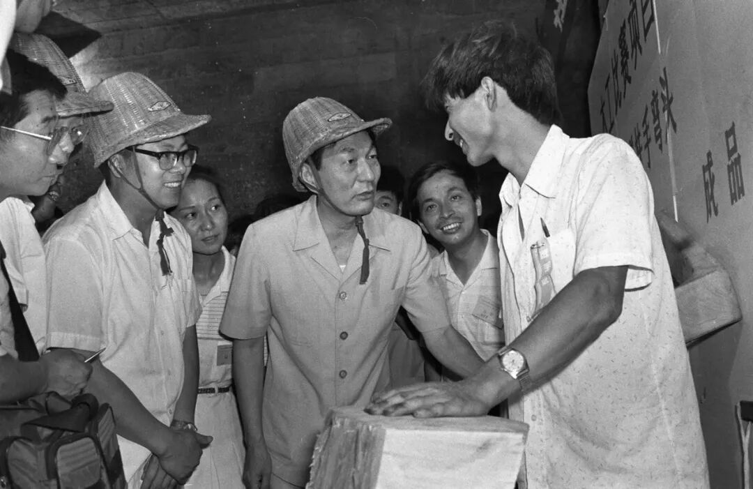 1990年,朱镕基同志看望参加上海青年技术比赛的工人。新华社发