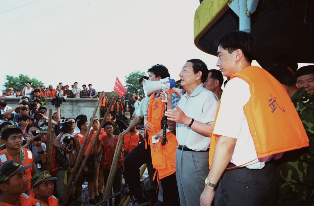 1998年8月9日,朱镕基同志在江西省九江市防洪墙堵口现场指挥抗洪抢险工作。新华社记者 章武 摄