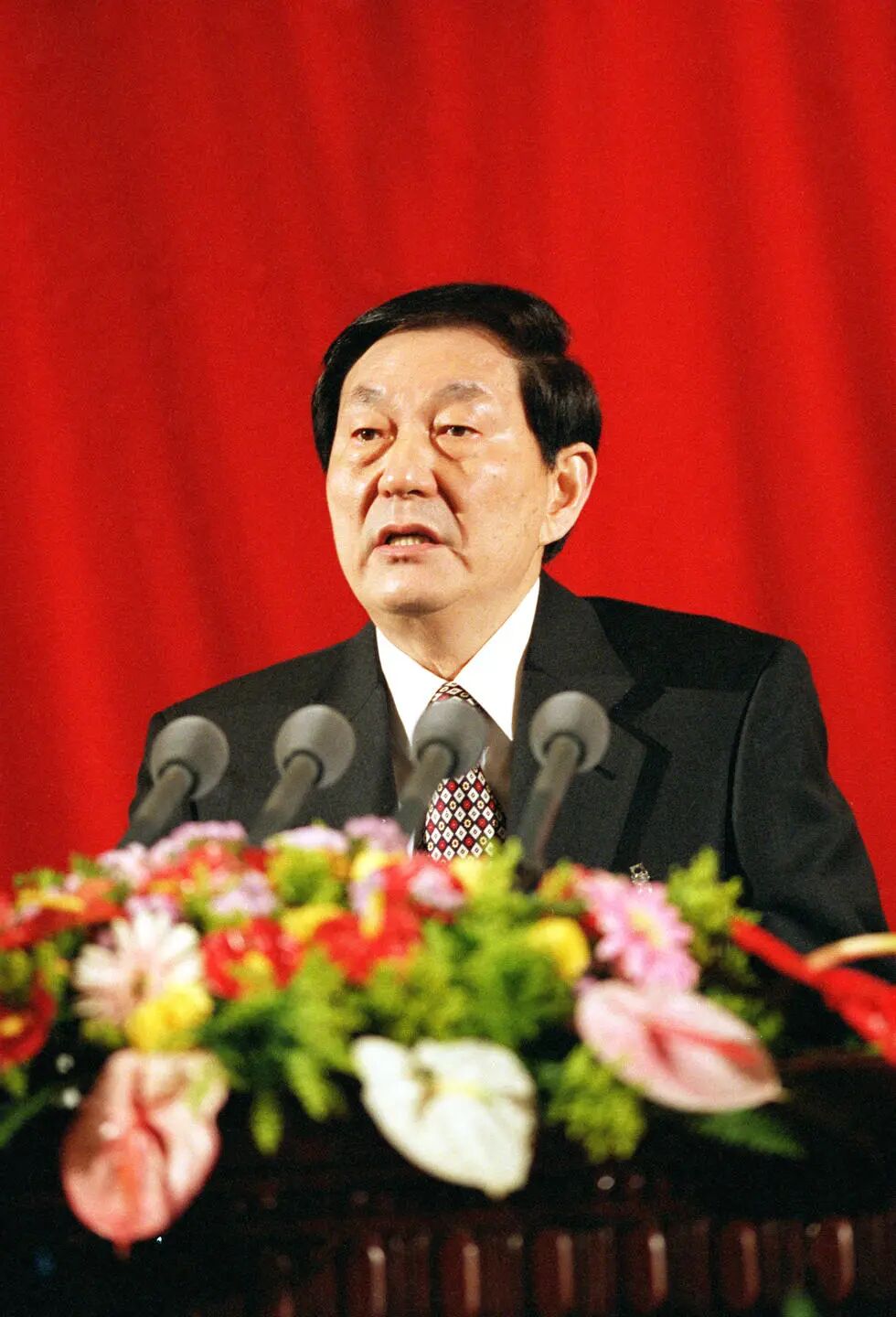 1999年3月5日,朱镕基同志在第九届全国人民代表大会第二次会议上作政府工作报告。新华社记者 刘前刚 摄