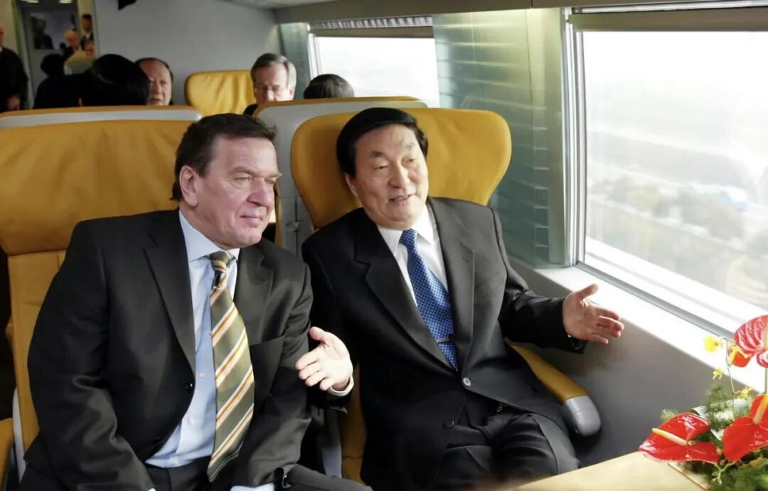 2002年12月31日,朱镕基同志和来华访问的德国总理施罗德在上海一同乘坐磁浮列车。新华社记者 马占成 摄
