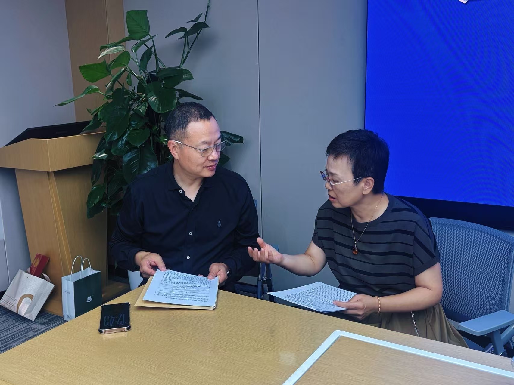 提案承办单位与政协委员就提案办理进行协商 徐汇区政协供图