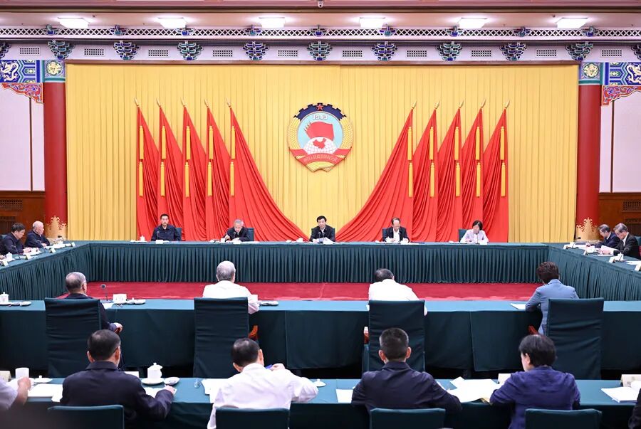 8月24日，政协第十四届全国委员会第五十四次主席会议在北京召开。中共中央政治局常委、全国政协主席王沪宁主持并讲话。新华社记者 张领 摄