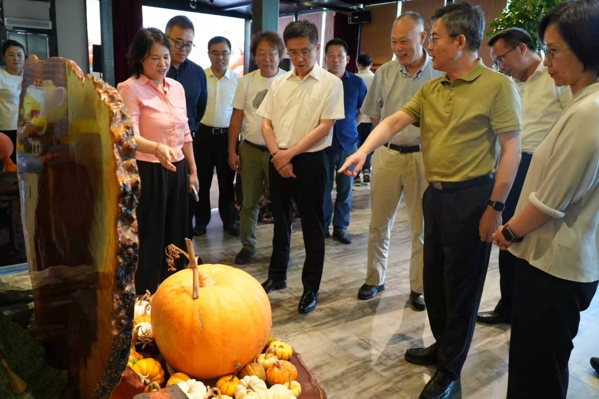 调研组在上海曹野农业发展有限公司参观