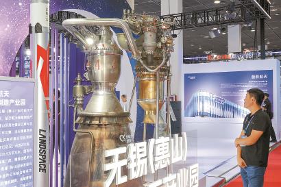 6月27日，观众在2026无锡商业航天与空间信息技术展览会展台前参观。