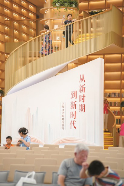 观众在文学馆内休憩。