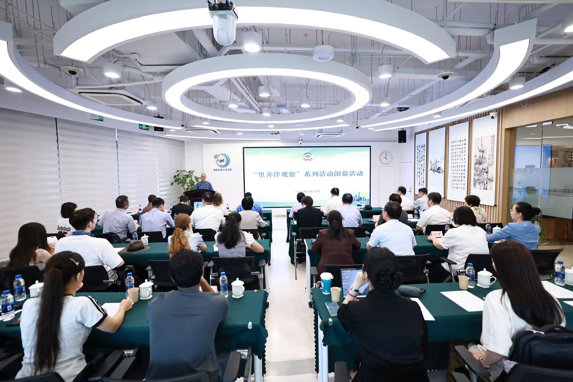 留学生们在了解全过程人民民主的实践与内涵